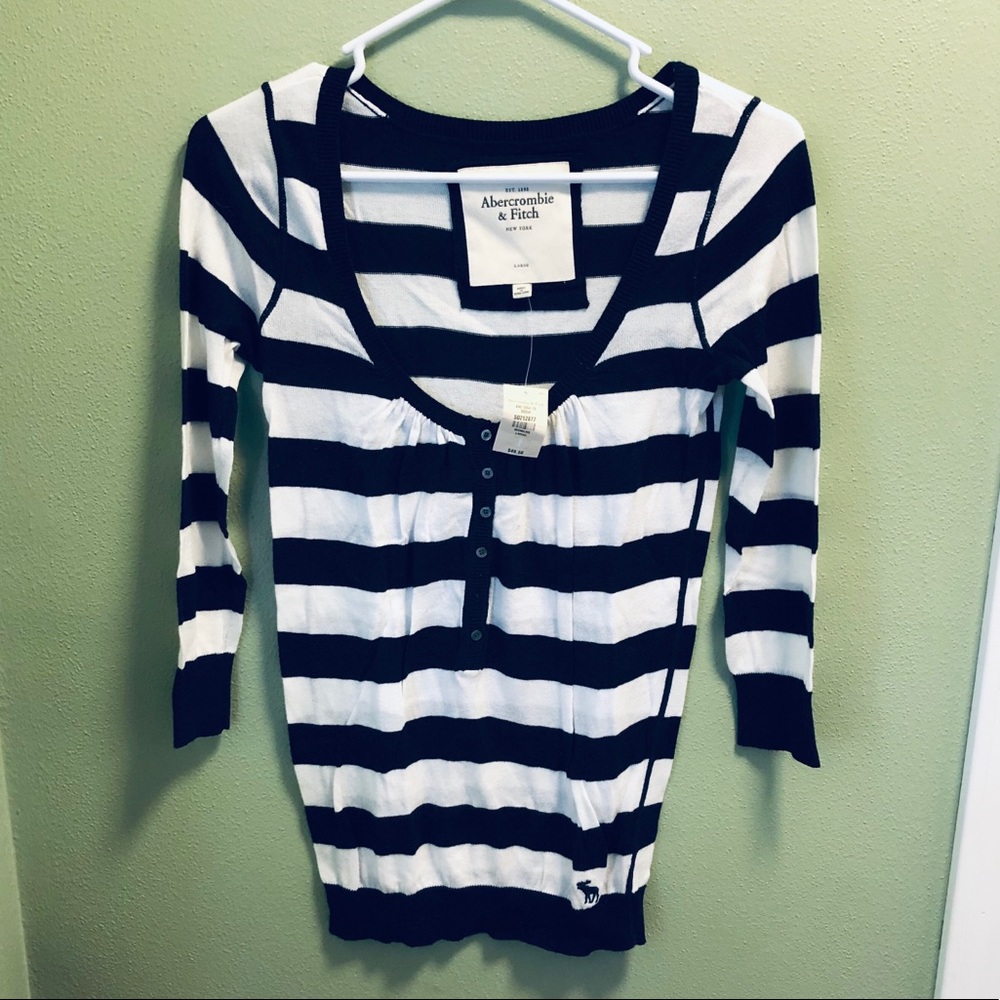 BRAND NEW BLUE & WHITE SWEATER